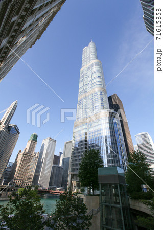 アメリカ合衆国 イリノイ州 シカゴ ダウンタウン トランプタワーの写真素材