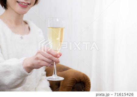 【東京都】クリスマスパーティーで乾杯する女性【2020】 【東京都】クリスマスパーティーで乾杯する女性【2020】 71615426