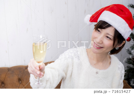 【東京都】クリスマスパーティーで乾杯する女性【2020】 【東京都】クリスマスパーティーで乾杯する女性【2020】 71615427