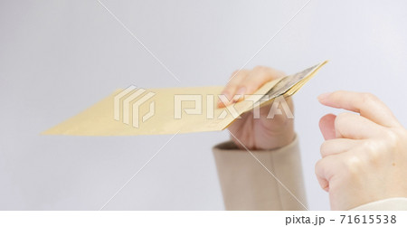 賞与が思ったより少なかった女性【2020】	 71615538