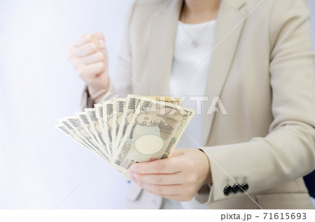 お金の使い道に悩む女性【2020】	 71615693