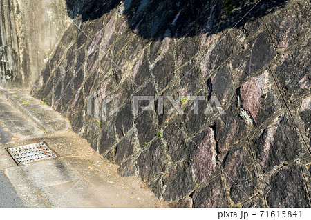 昔の石積み擁壁 71615841