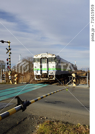 北海道厚真町苫東工業地帯を通るJR日高線の踏切の風景を撮影 71615959