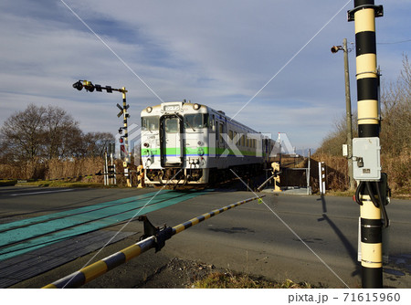 北海道厚真町苫東工業地帯を通るJR日高線の踏切の風景を撮影 71615960