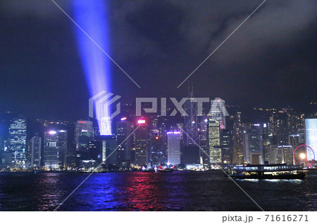 シンフォニーオブライツ。九龍半島から香港島を望むビクトリア湾の夜景 シンフォニーオブライツ。九龍半島から香港島を望むビクトリア湾の夜景 71616271