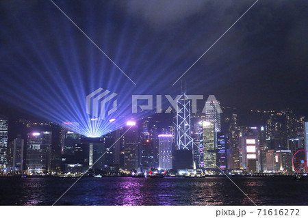 シンフォニーオブライツ。九龍半島から香港島を望むビクトリア湾の夜景 シンフォニーオブライツ。九龍半島から香港島を望むビクトリア湾の夜景 71616272