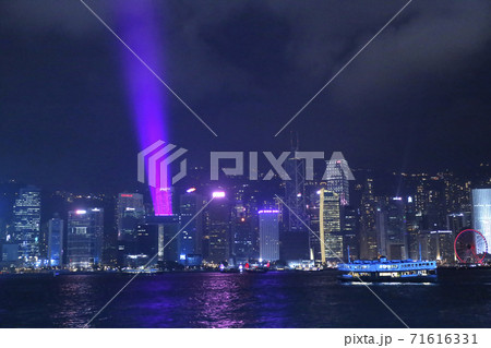 シンフォニーオブライツ。九龍半島から香港島を望むビクトリア湾の夜景 シンフォニーオブライツ。九龍半島から香港島を望むビクトリア湾の夜景 71616331