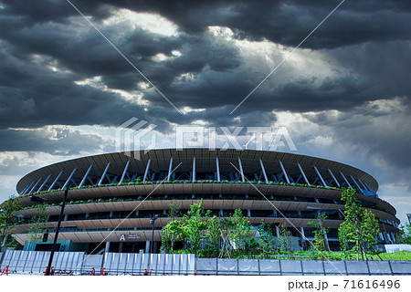 暗雲立ち込める国立競技場の写真素材