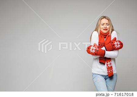 Girl embracing herself freezing in winter. Isolate 71617018