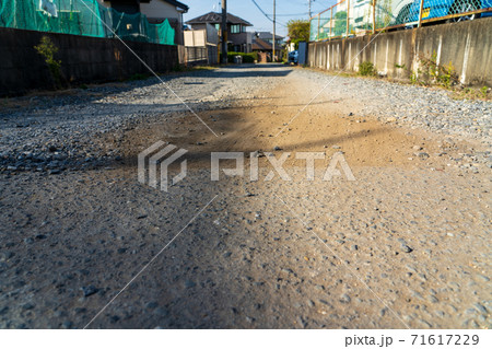 私道の砂利道 71617229