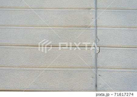 サイディングの目地の割れ目 71617274