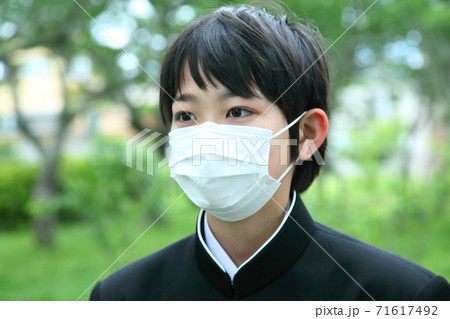 マスクをしている中学生 71617492