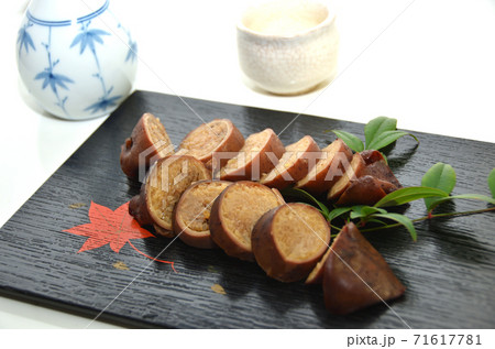 和食器にのせた輪切りにしたイカ飯 和食器にのせた輪切りにしたイカ飯 71617781