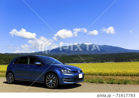 鳥海山とインポートカー　山形県遊佐町 71617783