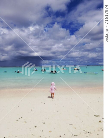 グアムで海水浴を初体験する子供 グアムで海水浴を初体験する子供 71617974