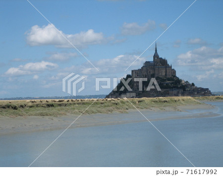 フランスのお城 モンサンミッシェルと羊たち の写真素材