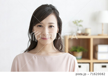 微笑む女性 71620082