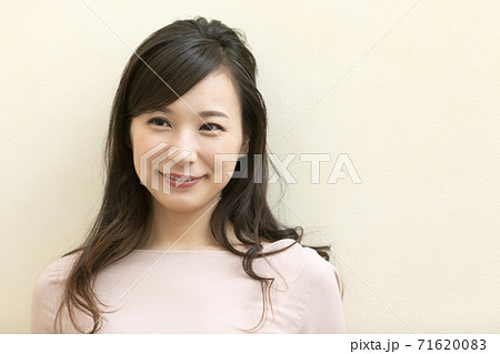 笑顔の女性 笑顔の女性 71620083