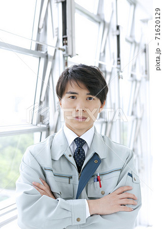 作業服を着たビジネスマン 71620129