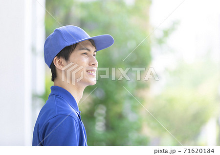 配達員の男性 71620184