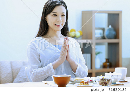 朝食を食べる女性 71620185