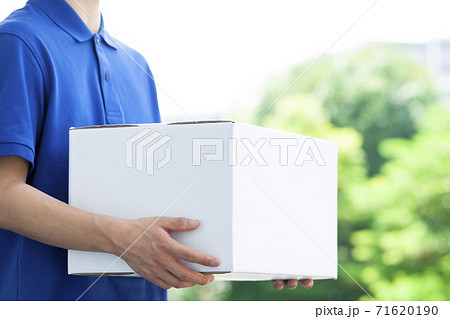 荷物を持つ配達員の手元 71620190