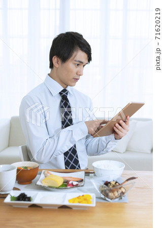 朝食を食べる男性 71620219
