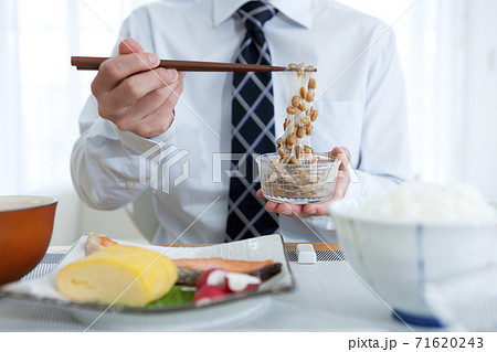 納豆をかき混ぜる男性の手元 71620243