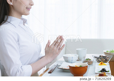 朝食を食べる女性 71620269