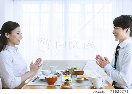 朝食を食べる夫婦 朝食を食べる夫婦 71620271