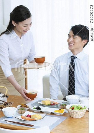 朝食の準備をする夫婦 朝食の準備をする夫婦 71620272