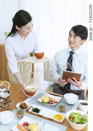 朝食の準備をする夫婦 朝食の準備をする夫婦 71620290