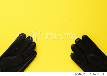 黒の革製手袋　背景黄色 71620351