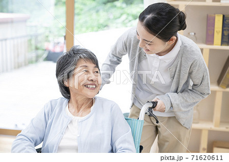 話をする若い女性介護士 71620611