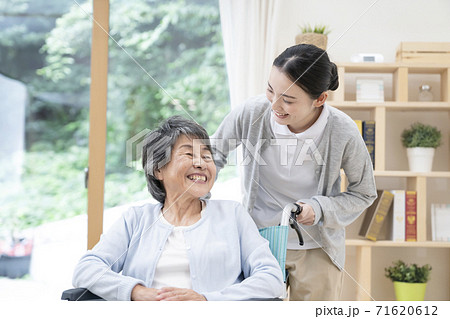 話をする若い女性介護士 71620612