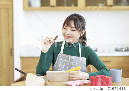 Woman Lifestyle Valentine's Day 71621418