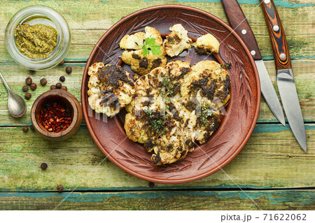 Appetizing cauliflower steak 71622062