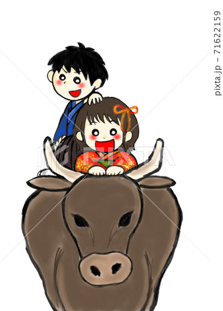 牛の上から あけおめ晴れ着で可愛い女の子と袴の男の子のイラスト素材
