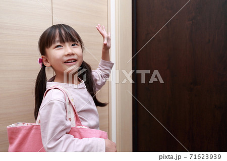 習い事に通う女の子 習い事に通う女の子 71623939