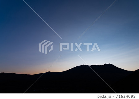 夕暮れ時に浮かび上がる山　御嶽山 71624095