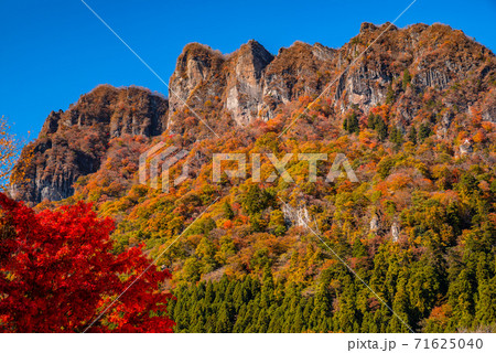 群馬県 紅葉する妙義山 妙義山パノラマパークから撮影 上毛三山 の写真素材