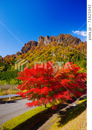 群馬県 紅葉する妙義山 妙義山パノラマパークから撮影 上毛三山 の写真素材