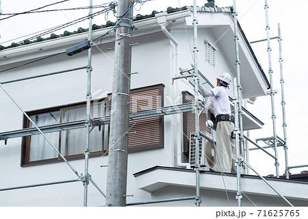 足場を組む職人さん 71625765