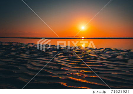 【香川県 三豊市】父母ヶ浜の夕暮れ　海 71625922