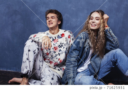young pretty boy and girl friends happy smiling together in interior, lifestyle people concept 71625931