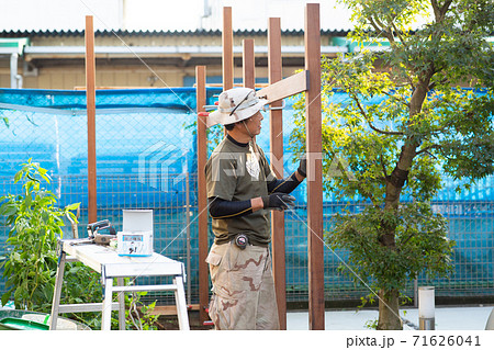 フェンスを作る大工さん 71626041