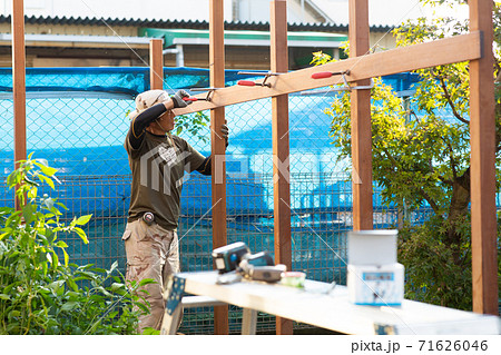 フェンスを作る大工さん 71626046