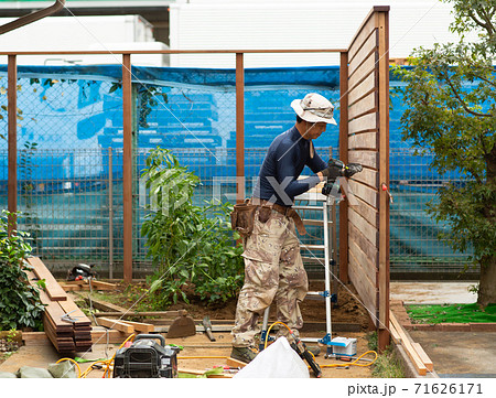 フェンスを作る大工さん 71626171