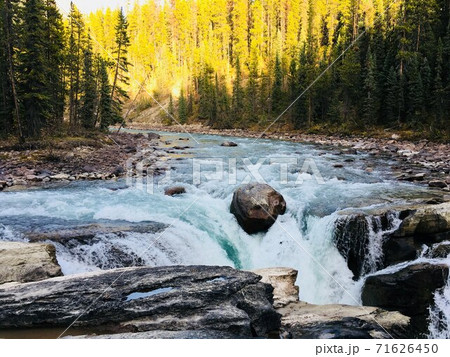 紅葉と滝 71626450