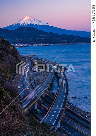 （静岡県）夕闇迫る薩埵峠から見る富士山 71627998